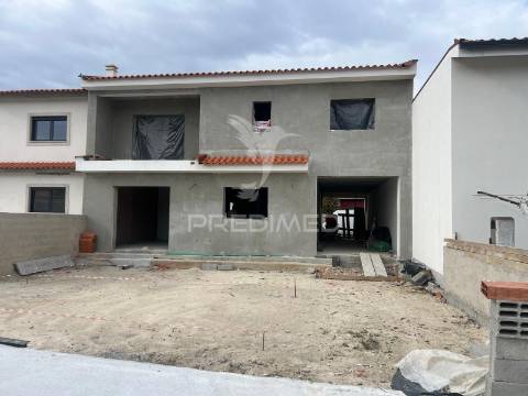 Moradia t4 em fase final de construção com piscina — centro de chaves, vila real