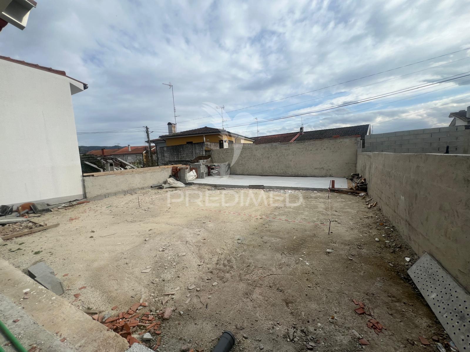 Moradia t4 em fase final de construção com piscina — centro de chaves, vila real