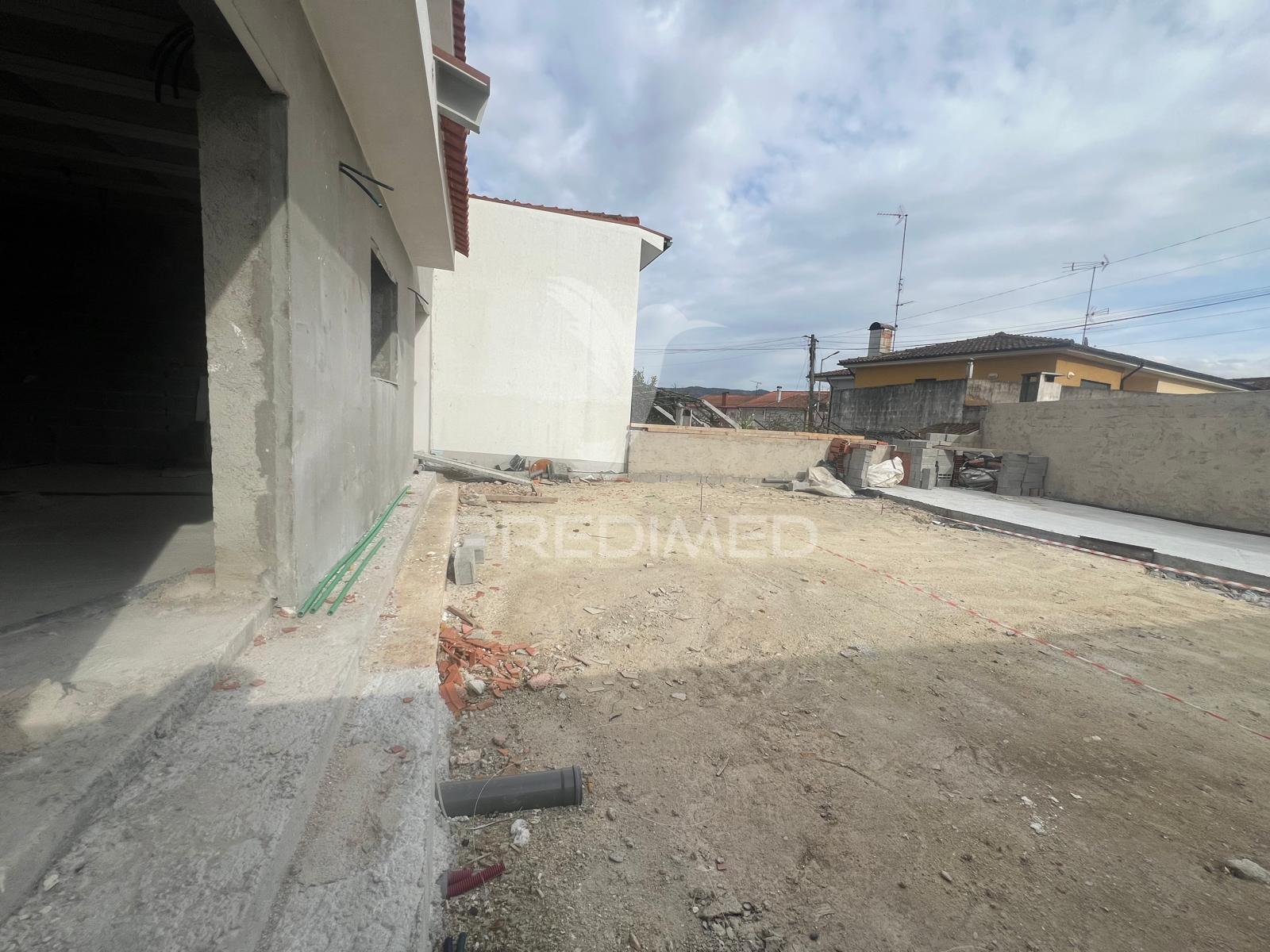 Moradia t4 em fase final de construção com piscina — centro de chaves, vila real