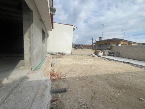 Moradia t4 em fase final de construção com piscina — centro de chaves, vila real