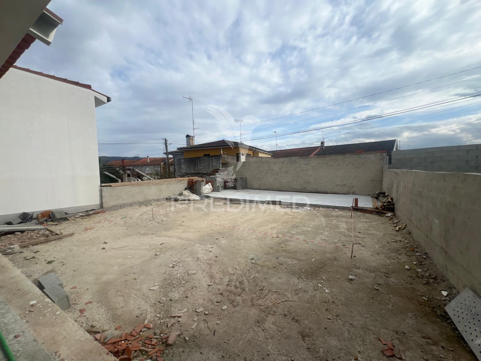 Moradia t4 em fase final de construção com piscina — centro de chaves, vila real