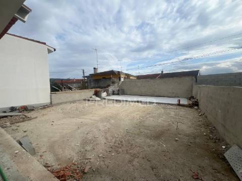 Moradia t4 em fase final de construção com piscina — centro de chaves, vila real