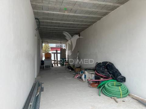 Moradia t4 em fase final de construção com piscina — centro de chaves, vila real