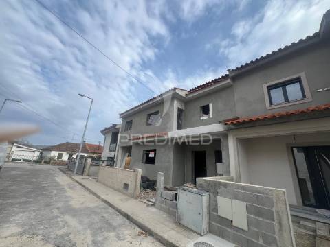 Moradia t4 em fase final de construção com piscina — centro de chaves, vila real