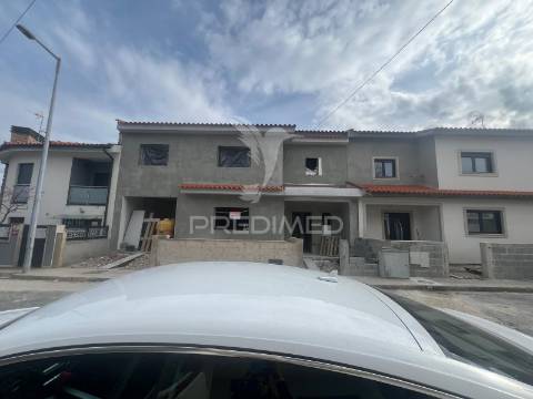 Moradia t4 em fase final de construção com piscina — centro de chaves, vila real