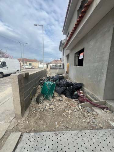 Moradia t4 em fase final de construção com piscina — centro de chaves, vila real