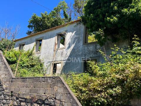 Moradia t3 para recuperar com 250 m² de terreno e vista mar incomparável