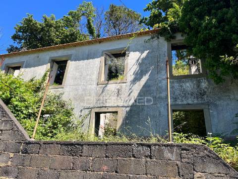 Moradia t3 para recuperar com 250 m² de terreno e vista mar incomparável