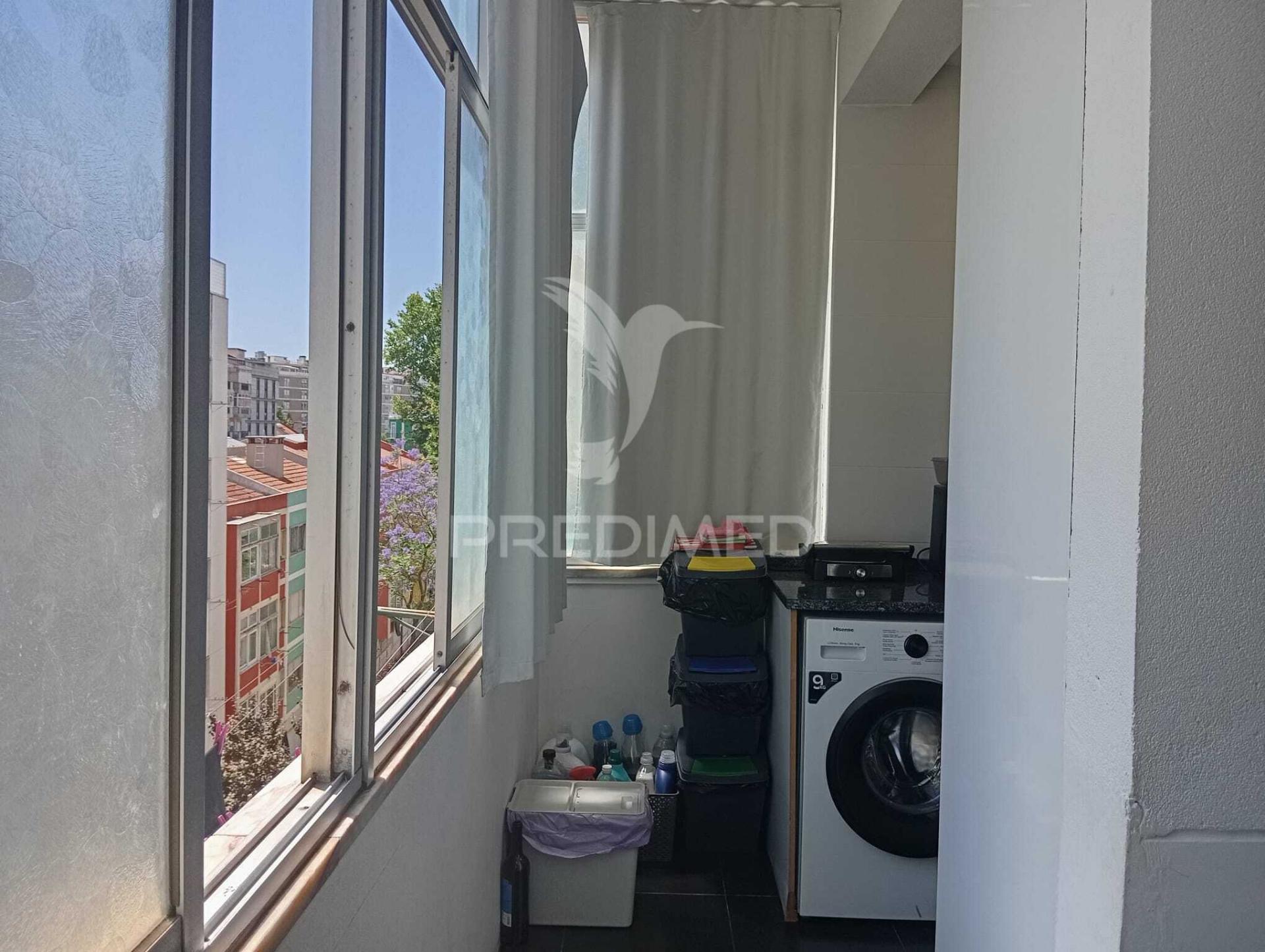 Benfica lisboa t3 com varanda e cozinha equipada