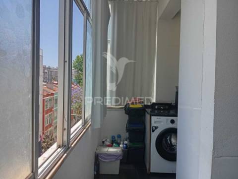 Benfica lisboa t3 com varanda e cozinha equipada