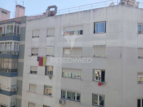 Benfica lisboa t3 com varanda e cozinha equipada
