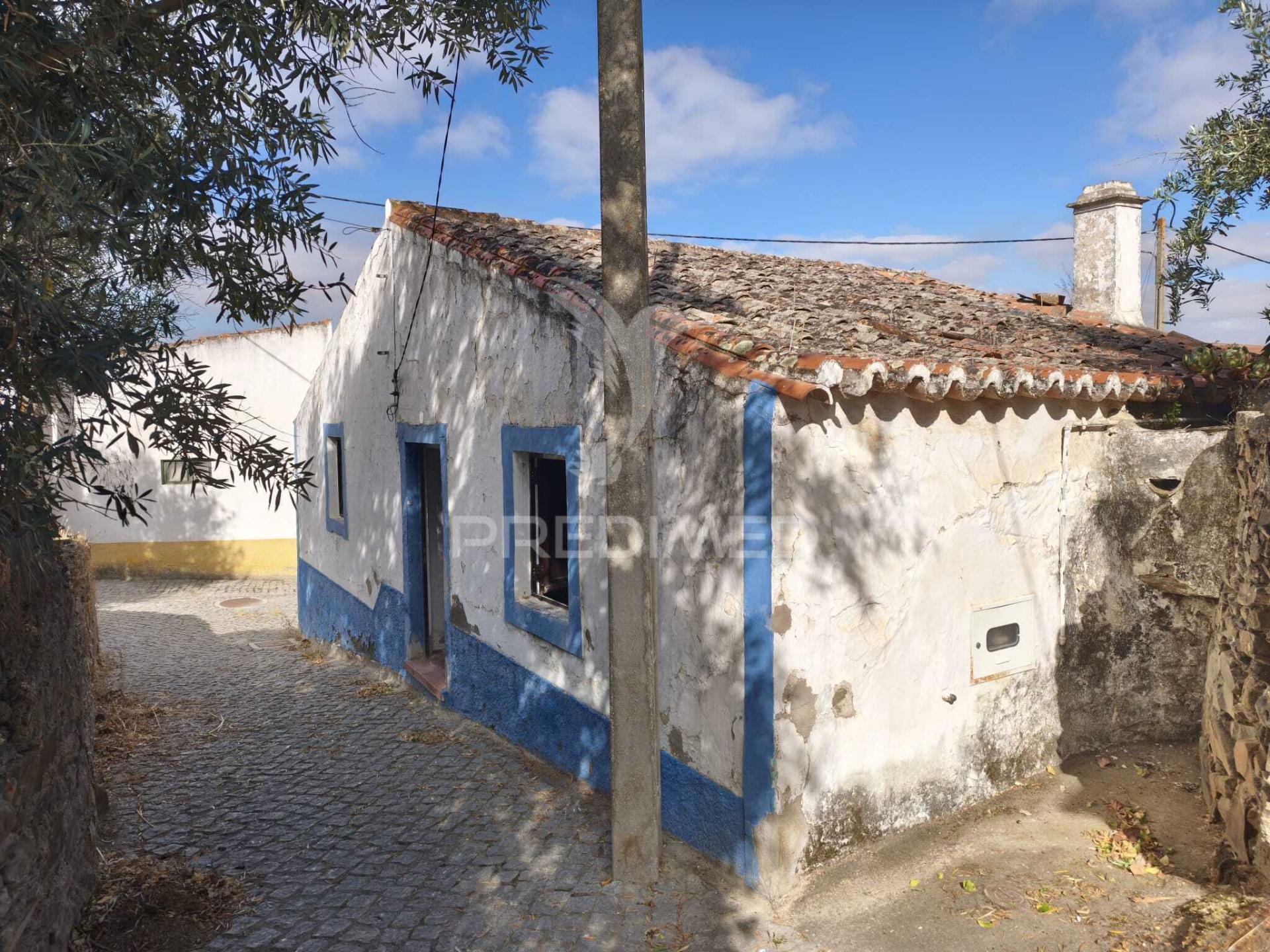 Casa térrea tradicional para recuperar com quintal e garagem - concelho de mértola