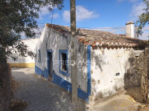 Casa térrea tradicional para recuperar com quintal e garagem - concelho de mértola