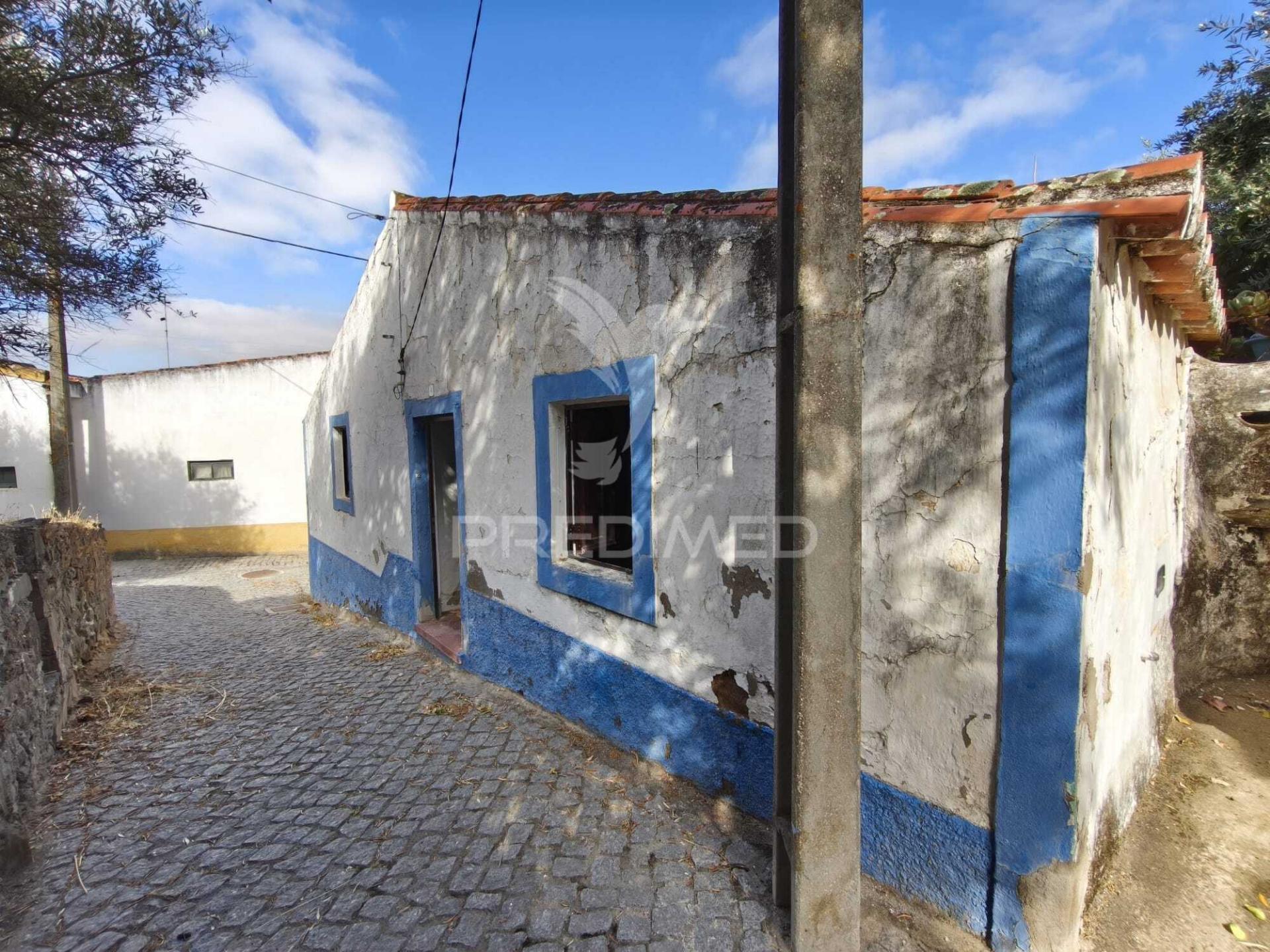 Casa térrea tradicional para recuperar com quintal e garagem - concelho de mértola