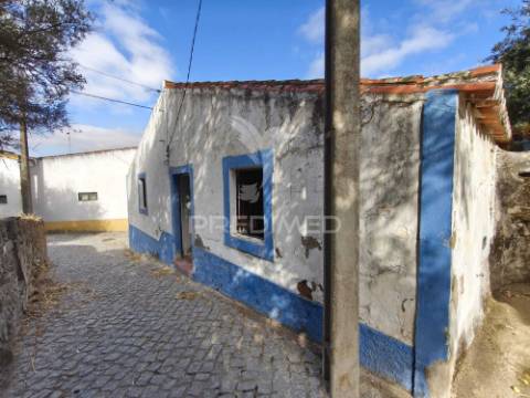 Casa térrea tradicional para recuperar com quintal e garagem - concelho de mértola
