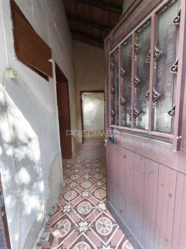Casa térrea tradicional para recuperar com quintal e garagem - concelho de mértola