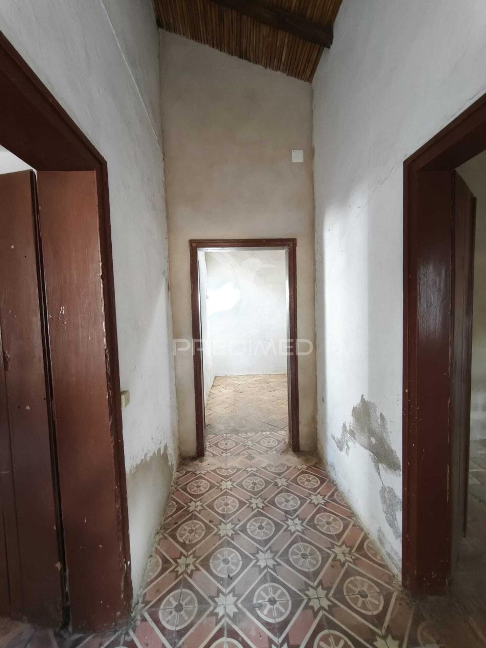 Casa térrea tradicional para recuperar com quintal e garagem - concelho de mértola