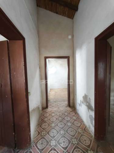 Casa térrea tradicional para recuperar com quintal e garagem - concelho de mértola