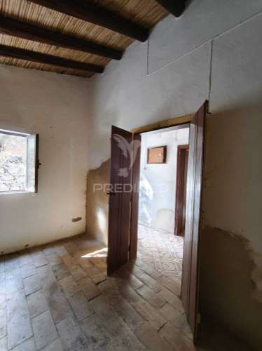 Casa térrea tradicional para recuperar com quintal e garagem - concelho de mértola