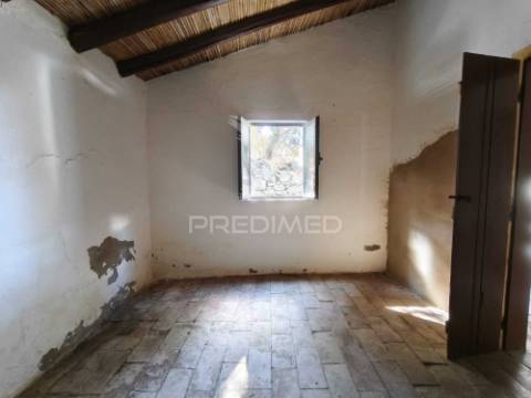 Casa térrea tradicional para recuperar com quintal e garagem - concelho de mértola