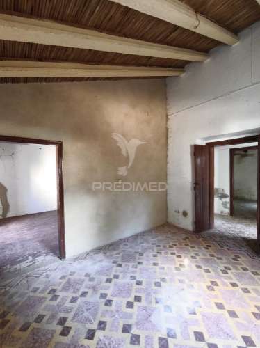 Casa térrea tradicional para recuperar com quintal e garagem - concelho de mértola