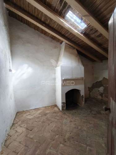 Casa térrea tradicional para recuperar com quintal e garagem - concelho de mértola