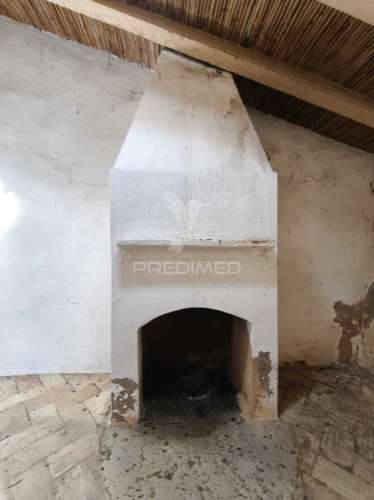 Casa térrea tradicional para recuperar com quintal e garagem - concelho de mértola