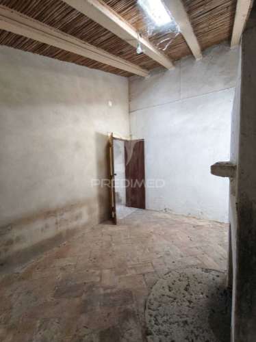 Casa térrea tradicional para recuperar com quintal e garagem - concelho de mértola