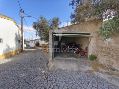 Casa térrea tradicional para recuperar com quintal e garagem - concelho de mértola