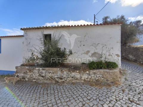 Casa térrea tradicional para recuperar com quintal e garagem - concelho de mértola