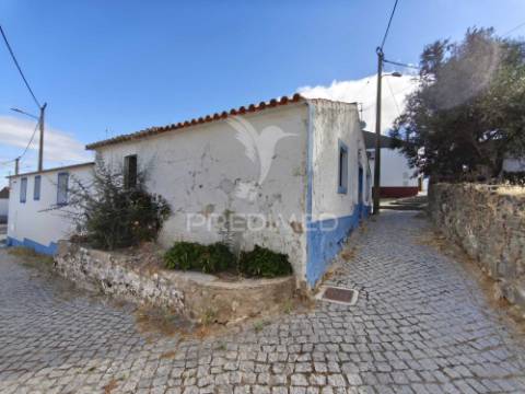 Casa térrea tradicional para recuperar com quintal e garagem - concelho de mértola