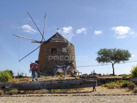Casa térrea tradicional para recuperar com quintal e garagem - concelho de mértola