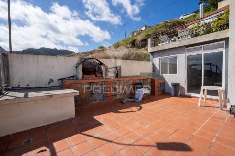 T2 moderno com logradouro e churrasqueira no caniço