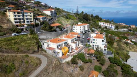 T2 moderno com logradouro e churrasqueira no caniço