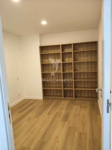 T2+1 moderno, mobilado e equipado | design contemporâneo e pronto a habitar