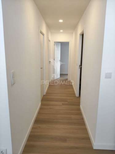 T2+1 moderno, mobilado e equipado | design contemporâneo e pronto a habitar
