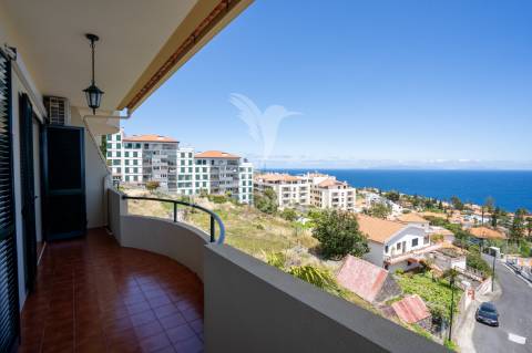 Apartamento t2 + sótão, no caniço baixo