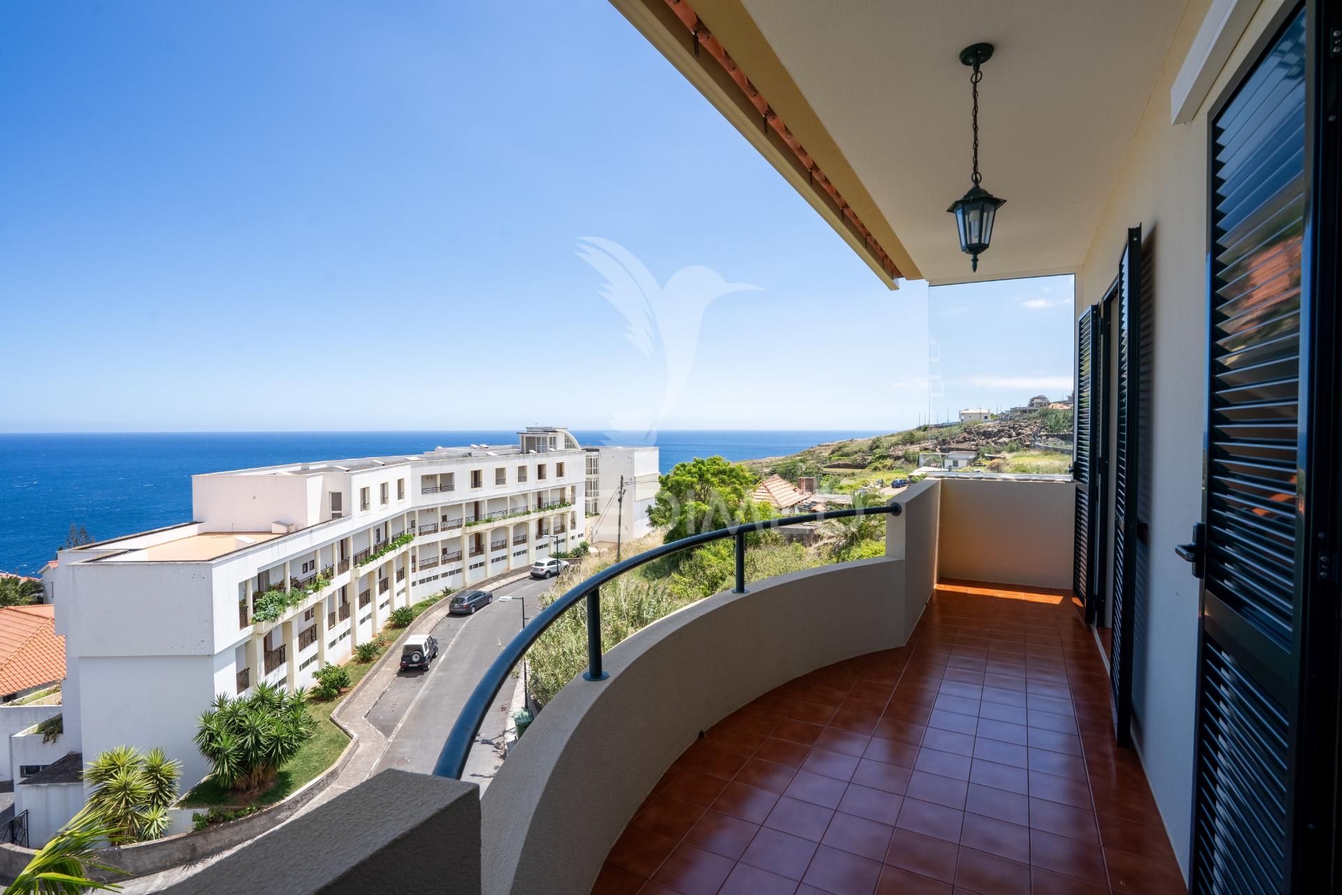 Apartamento t2 + sótão, no caniço baixo