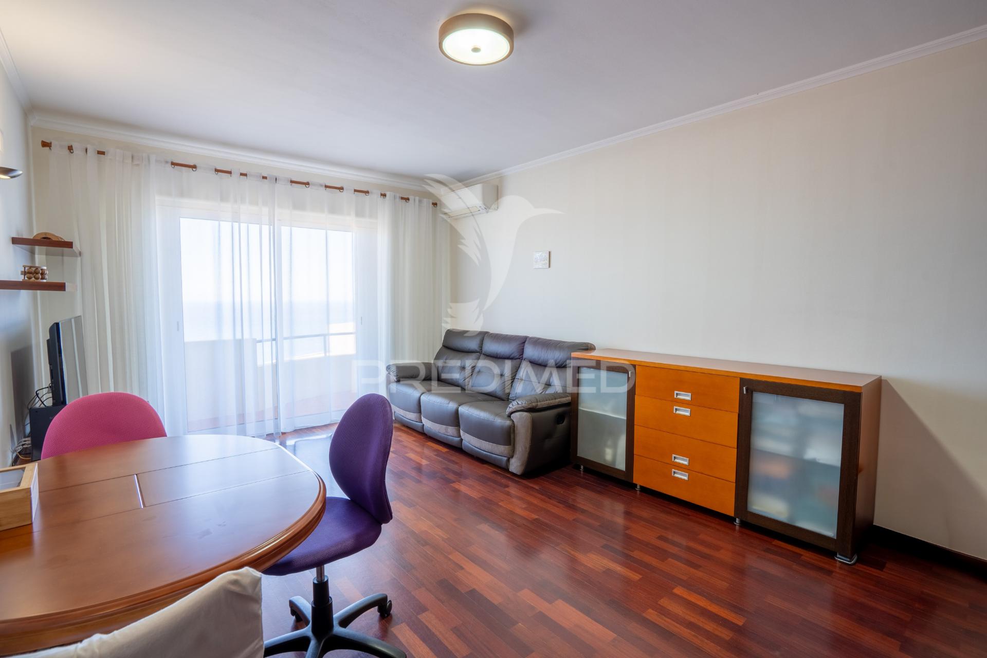 Apartamento t2 + sótão, no caniço baixo