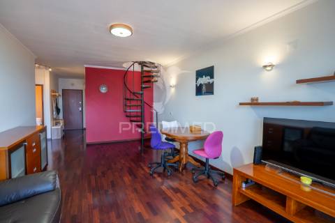 Apartamento t2 + sótão, no caniço baixo