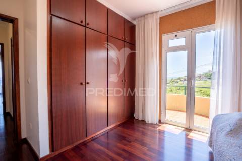 Apartamento t2 + sótão, no caniço baixo