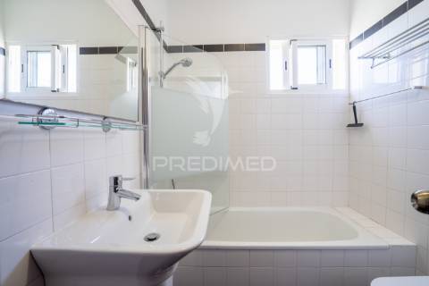 Apartamento t2 + sótão, no caniço baixo