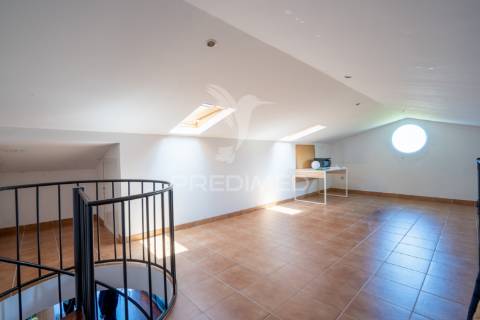 Apartamento t2 + sótão, no caniço baixo