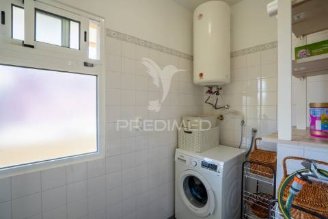 Apartamento t2 + sótão, no caniço baixo