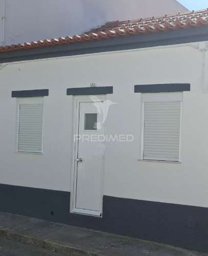 Moradia t2 térrea recuperada na vila de alpiarça, santarém