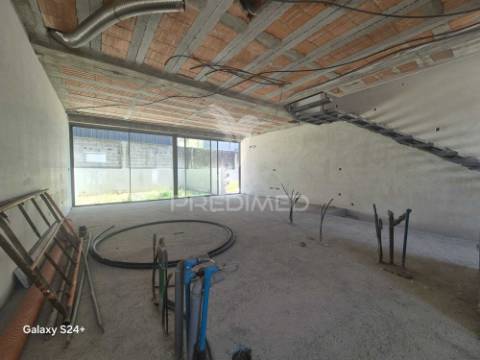 Moradia de gaveto nova..
