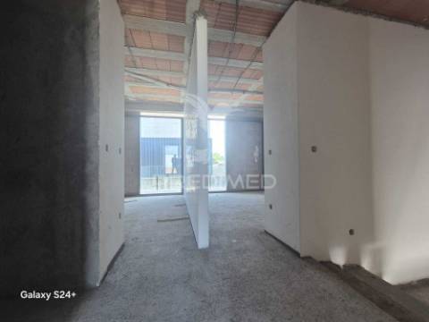 Moradia de gaveto nova..