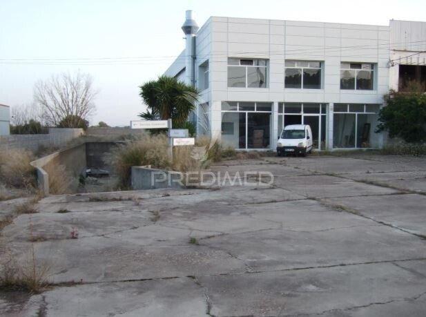 Stand automóvel e oficina com 1.080m² em elvas