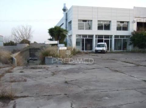 Stand automóvel e oficina com 1.080m² em elvas