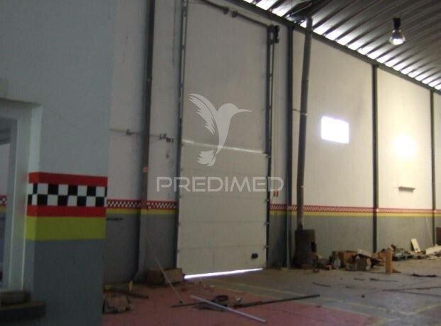 Stand automóvel e oficina com 1.080m² em elvas